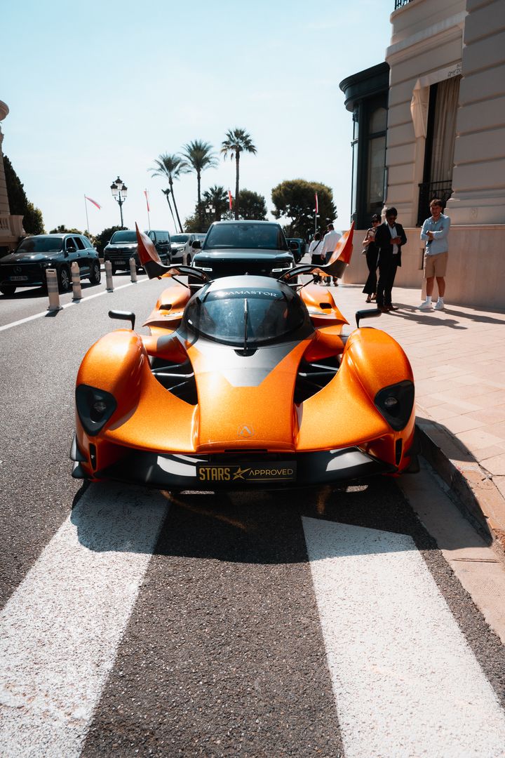 The Adamastor Furia. Head-on, outside the Bar Américain.